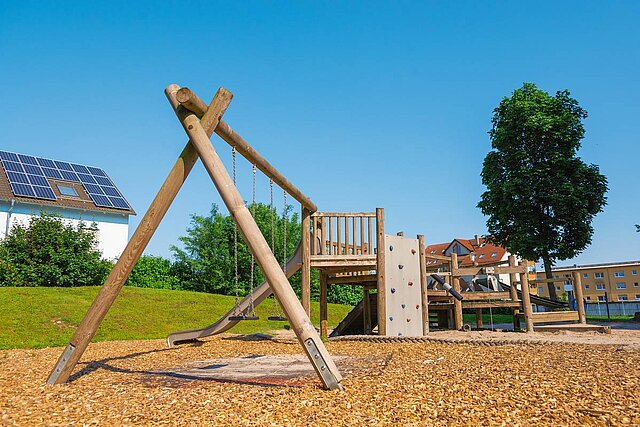 Foto: Schaukel und Klettergerüst Uhlandspielplatz