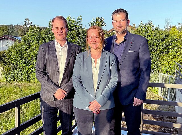 Die scheidende Ortsvorsteherin Katja Theurer mit ihrem Nachfolger Florian Bähr (rechts) und dessen künftigem 1. Stellvertreter Thorsten Bierkamp (links)