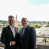Foto: OB Peter Boch steht links neben Markus Hertl.
