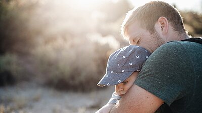 Mann mit Baby