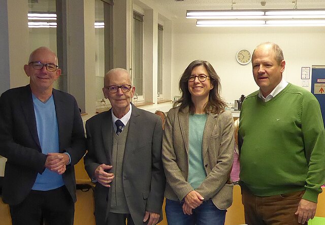 Mit einem Vortrag von Dr. Fritz Nagel endete das Jahresprogramm von Stadtarchiv und Löblicher Singergesellschaft. Der Referent (2. v. links) zusammen mit den Kooperationspartnern, Kai Adam (1. v. links) und Dr. Christoph Mährlein (4. v. links), und Archivleiterin Dr. Klara Deecke.