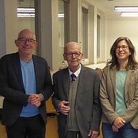 Mit einem Vortrag von Dr. Fritz Nagel endete das Jahresprogramm von Stadtarchiv und Löblicher Singergesellschaft. Der Referent (2. v. links) zusammen mit den Kooperationspartnern, Kai Adam (1. v. links) und Dr. Christoph Mährlein (4. v. links), und Archivleiterin Dr. Klara Deecke.