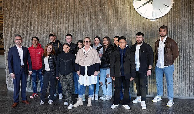 Gruppenbild Planspiel Europa mit Schülerinnen und Schülern der Südstadtschule und OB Peter Boch