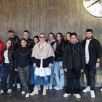 Gruppenbild Planspiel Europa mit Schülerinnen und Schülern der Südstadtschule und OB Peter Boch