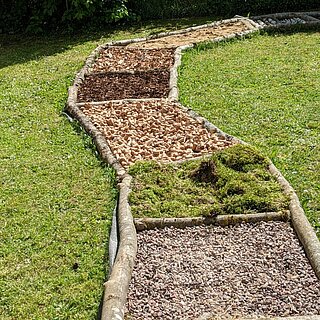 Barfusspfad im Sinnesgarten