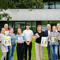 Farbfoto: Gruppenbild Vertreterinnen und Vertreter der beteiligten Unternehmen und des WSP freuen sich auf die Sommerferienaktion „Offen für morgen“