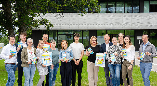 Farbfoto: Gruppenbild Vertreterinnen und Vertreter der beteiligten Unternehmen und des WSP freuen sich auf die Sommerferienaktion „Offen für morgen“