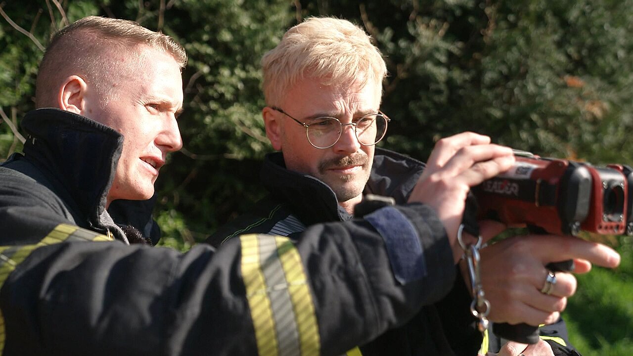 Undercover Boss Philipp und Timo halten ein Messgerät - copyright:RTL