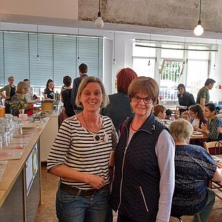 Organisatorin Andra Clauß vom QuarZ West mit Nachbarin