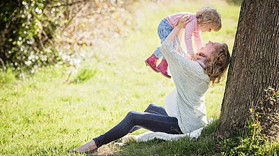 Schwangere Frau mit Kind
