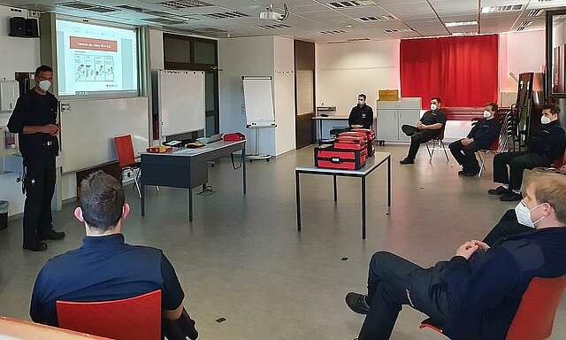 Neue AEDs und Rettungsrücksäcke für die freiwillige Feuerwehr