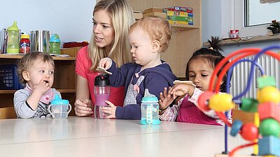 Mutter mit Kindern am Tisch
