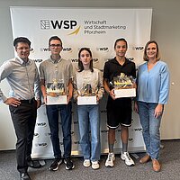 Mehrere junge Menschen (Schülerinnen und Schüler) bekommen Preise überreicht