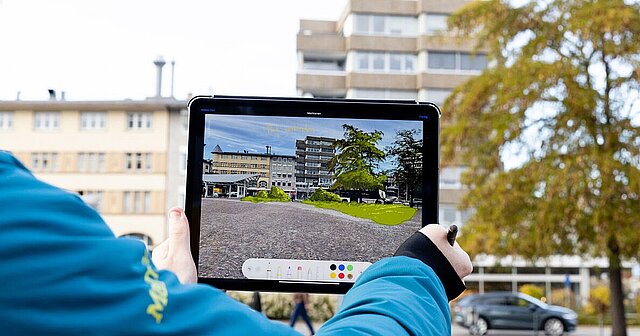 Person mit Tablet: Zeigt Ist- und Sollzustand - copyright:Stadt Pforzheim