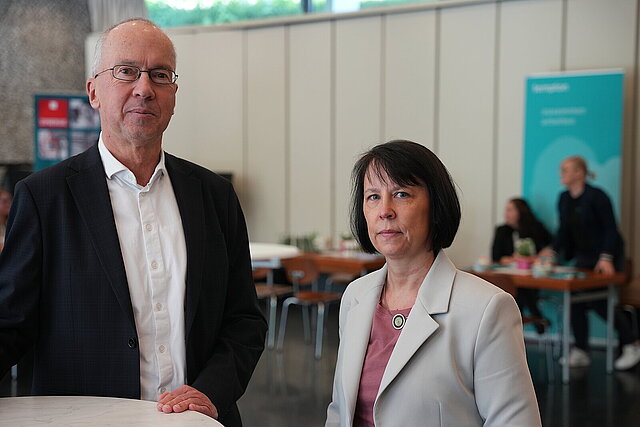 Sozialdezernent Frank Fillbrunn und Natalie Hohenstein, Amtsleiterin des Jobcenters Pforzheim, haben am Dienstagvormittag gemeinsam die Zeitarbeitsmesse im Reuchlinhaus eröffnet.