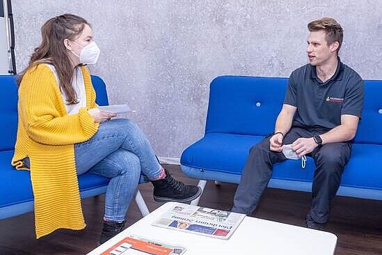 Interview Pforzheimer Zeitung und Brandmeister der Berufsfeuerwehr Pforzheim - copyright:Moritz, Pforzheimer Zeitung