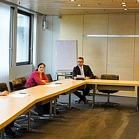 von links: Joachim Hülsmann und Claudia Rautenberg vom Jugend- und Sozialamt, Oberbürgermeister Peter Boch und Sozialbürgermeister Frank Fillbrunn
