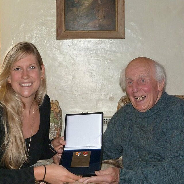 Foto: Verleihung der Ehrenplakette an John Wynne
