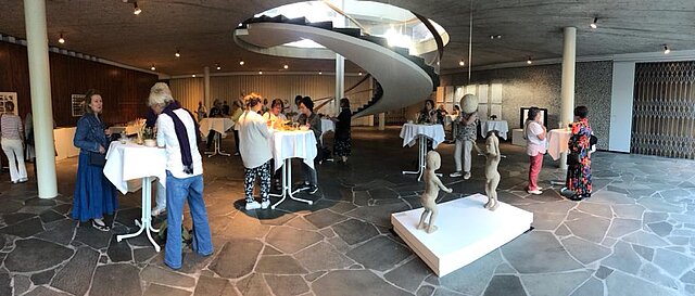 Gäste im Foyer