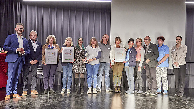 Vergabe der Familienfreundlichkeitspreise 2024 der Stadt Pforzheim im Bürgerhaus Buckenberg-Haidach. In der Kategorie Organisationen teieln sich die Ludothek und die Sterneninsel den Preis. In der Kategorie Einzelpersonen wird das Ehepaar Brigitte und Ka Vergabe der Familienfreundlichkeitspreise 2024 der Stadt Pforzheim im Bürgerhaus Buckenberg-Haidach. In der Kategorie Organisationen teieln sich die Ludothek und die Sterneninsel den Preis. In der Kategorie Einzelpersonen wird das Ehepaar Brigitte und Ka