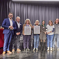 Vergabe der Familienfreundlichkeitspreise 2024 der Stadt Pforzheim im Bürgerhaus Buckenberg-Haidach. In der Kategorie Organisationen teieln sich die Ludothek und die Sterneninsel den Preis. In der Kategorie Einzelpersonen wird das Ehepaar Brigitte und Ka