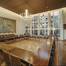 Farbfoto: Der Sitzungssaal aus den 1950er Jahren.  - copyright:Fotoverlag Günther Beck