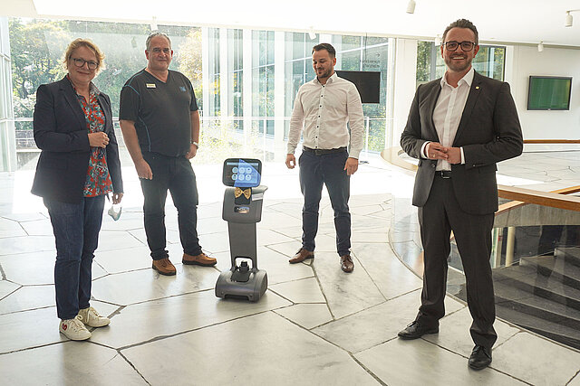 Museumsleiterin Cornelie Holzach, Haustechniker Hans-Jörg Steinert, René Baral von NOX Robots und Oberbürgermeister Peter Boch (v.l.n.r.) mit Roboter Loui