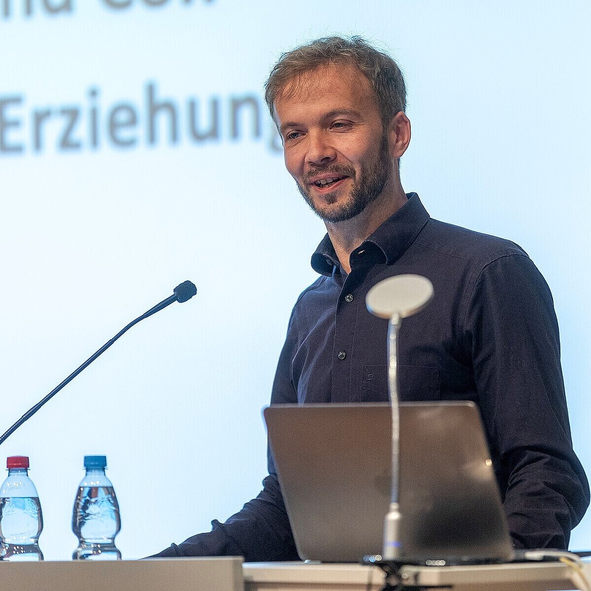 Philipp Linde, Abteilungsleiter Smart City, steht am Mikrofon und hält ein Grußwort - copyright:Pforzheimer Zeitung