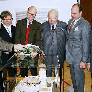 - v.l.n.r Norwin, Karl Magnus und Clemens Graf Leutrum von Ertingen - Rechts der Herausgeber des Buches, Günter Ruf