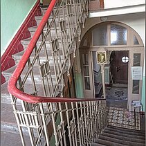 Farbfoto: Erhaltenes Jugendstiltreppenhaus in der Zähringerallee. - copyright:Günter Beck