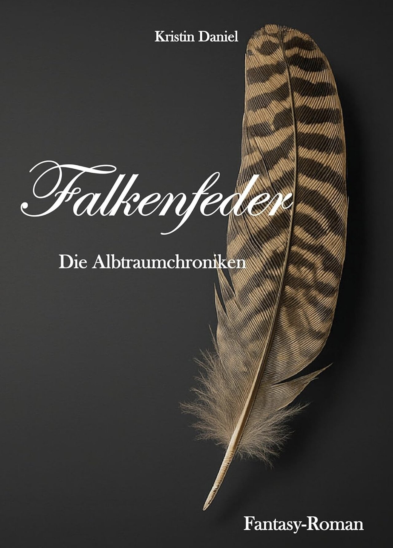 Buchcover von "Falkenfeder" eine Vogelfeder ist abgebildet. - copyright: Kristin Daniel - Ersteller: Kristin Daniel