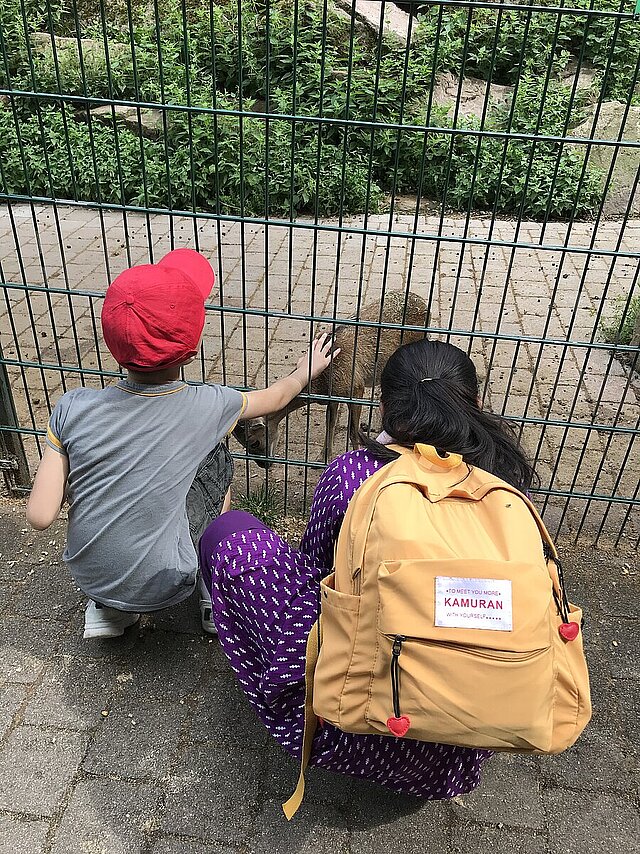 Wildpark Pforzheim Kinder streicheln ein Reh