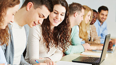 Schüler lernen gemeinsam in Schule Schüler lernen gemeinsam in Schule