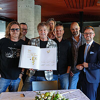 Die Mitglieder von Fools Garden und Peter Boch im Foyer