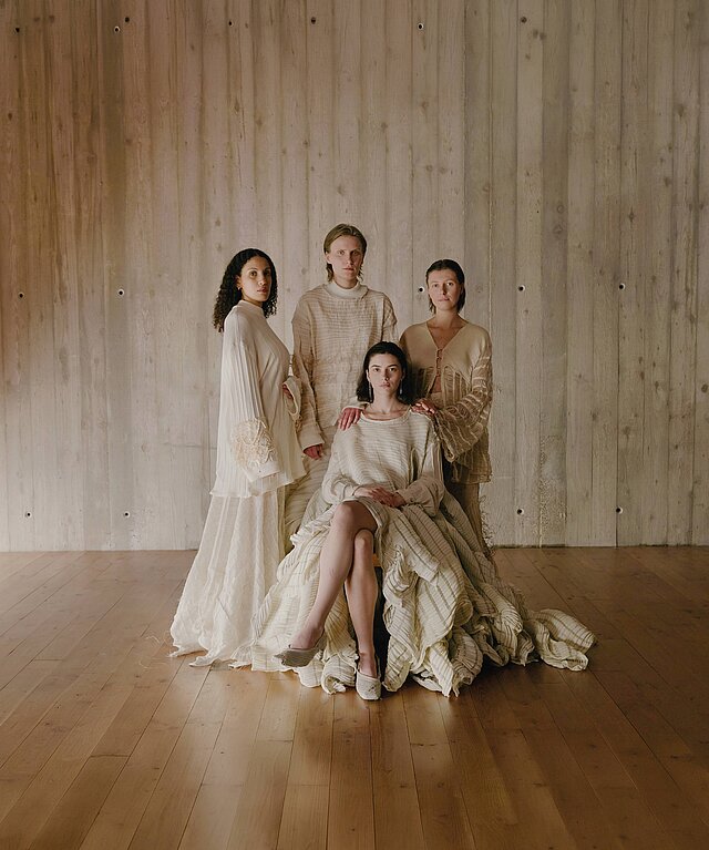 Vier Frauen mit weißer Kleidung auf einem Gruppenbild