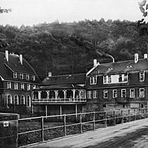 Schwarz-Weiß-Foto von 1913: Die Gastwirtschaft "Kupferhammer". - copyright:Stadtarchiv Pforzheim – Institut für Stadtgeschichte, S1-13-10-R-11