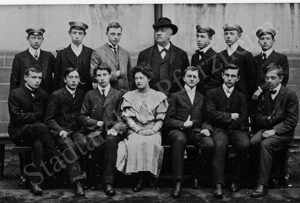 Schüler Reuchlingymnasium Dieses Bild zeigt ein Klassenfoto mit Schülern des Reuchlingymnasiums.