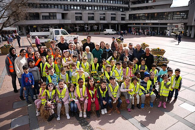 Pflanzaktion auf dem Marktplatz "Jung trifft Alt - Gemeinsam lassen wir die Stadt aufblühen" 