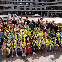 Pflanzaktion auf dem Marktplatz "Jung trifft Alt - Gemeinsam lassen wir die Stadt aufblühen" 