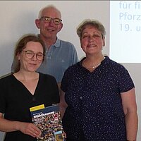 Referentin Marlis Lippik mit der Stellv. Archivleiterin Dr. Sonja Hillerich und Kai Adam, Obermeister der Löblichen Singergesellschaft von 1501, des Kooperationspartners der Reihe Montagabend im Archiv (Foto: Stadtarchiv)