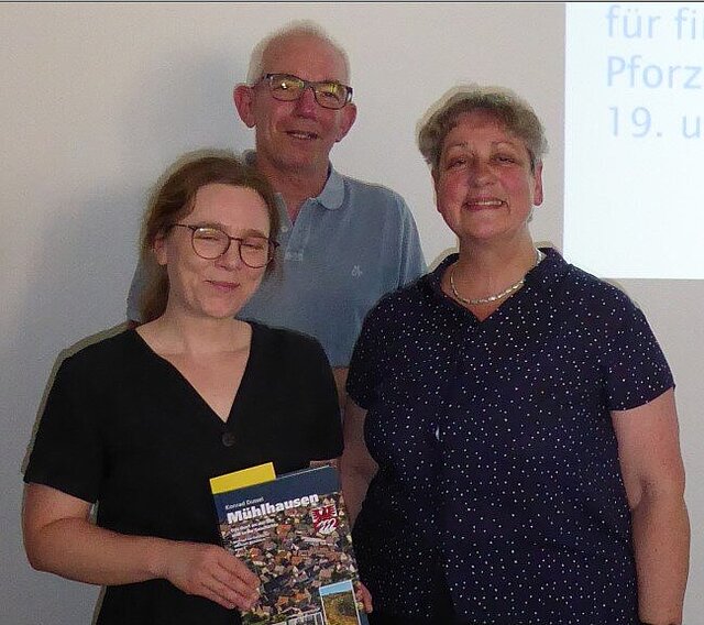 Referentin Marlis Lippik mit der Stellv. Archivleiterin Dr. Sonja Hillerich und Kai Adam, Obermeister der Löblichen Singergesellschaft von 1501, des Kooperationspartners der Reihe Montagabend im Archiv (Foto: Stadtarchiv)