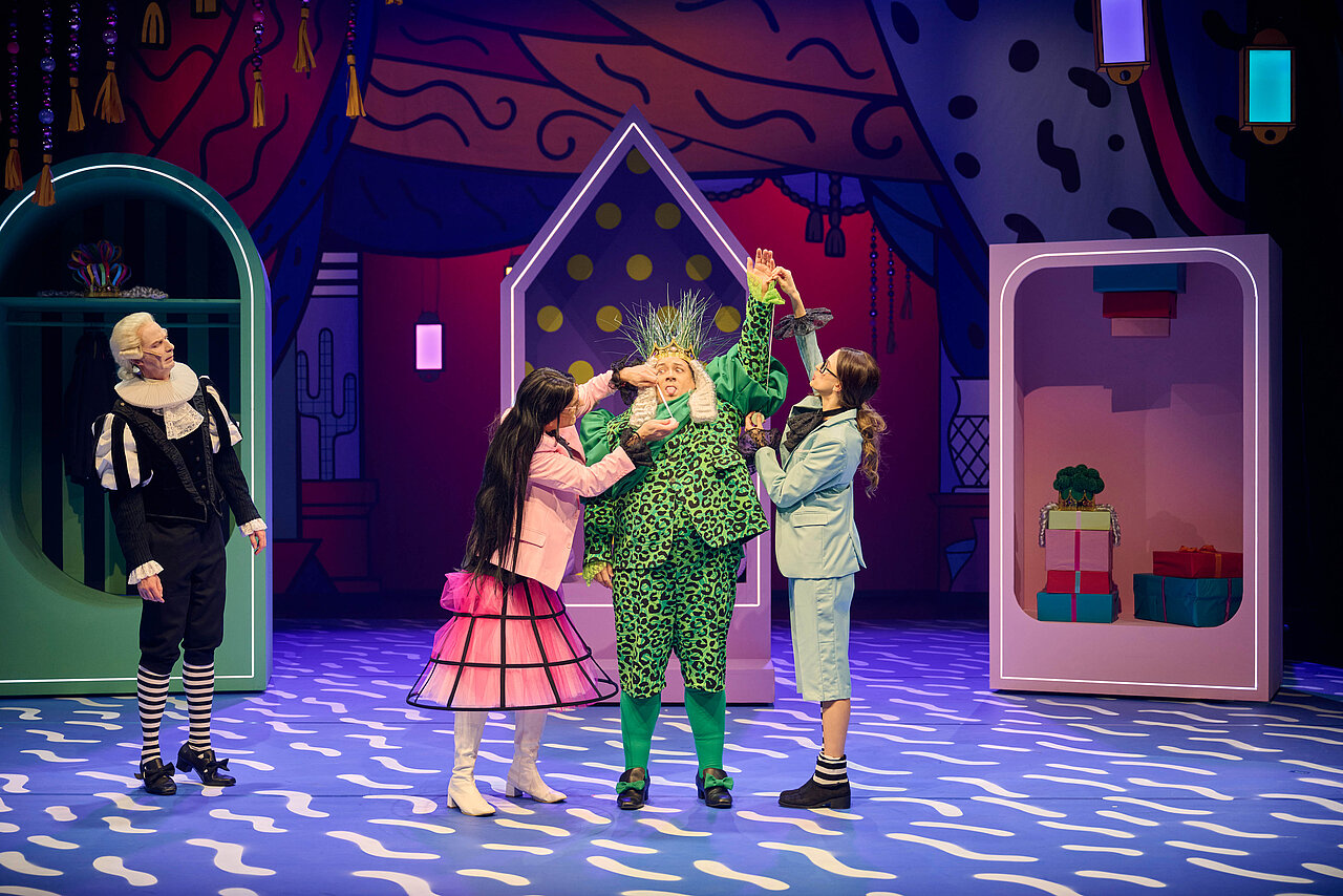 Szene aus "Des Kaisers neue Kleider" - copyright: Theater Pforzheim - Ersteller: MARTIN SIGMUND