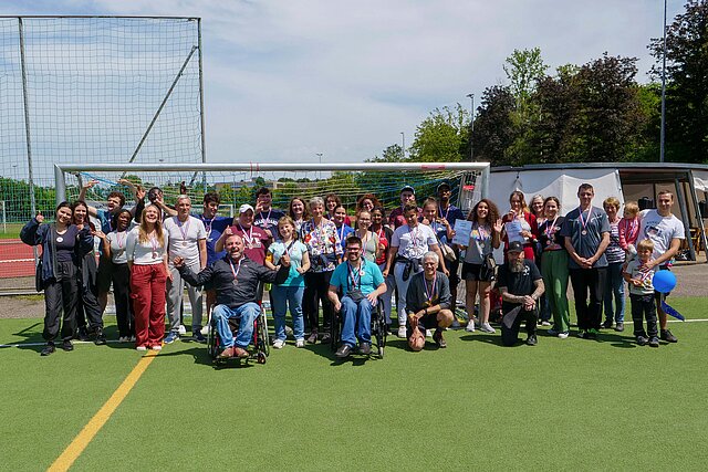 Gruppenfoto auf dem Sportplatz des FSV Buckenberg