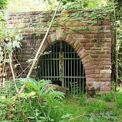 Verschlossener Stollenmund an der Tiefenbronner Straße im Jahre 2009
