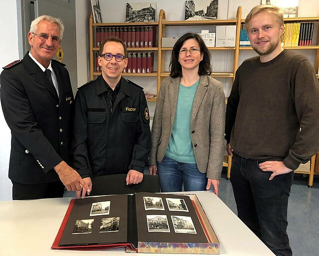 Übergabe der Feuerwehrchronik an das Stadtarchiv