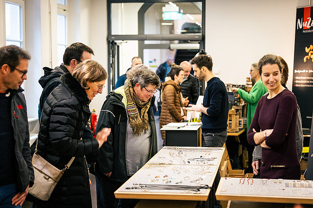 Interessierte Besucherinnen und Besucher bei einem Schmuckstand auf dem Kunstmarkt - copyright:Indigo Pictures