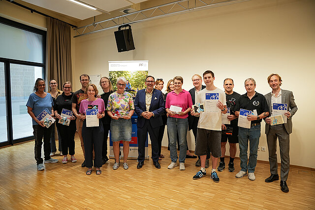 Bürgermeister Tobias Volle (Mitte) mit den Gewinnerinnen und Gewinnern des STADTRADELN 2026. Insgesamt 978 Radelnde absolvierten 19.448 Fahrten und legten dabei 238.674 Kilometer zurück.