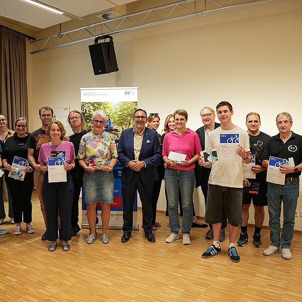 Bürgermeister Tobias Volle (Mitte) mit den Gewinnerinnen und Gewinnern des STADTRADELN 2026. Insgesamt 978 Radelnde absolvierten 19.448 Fahrten und legten dabei 238.674 Kilometer zurück.