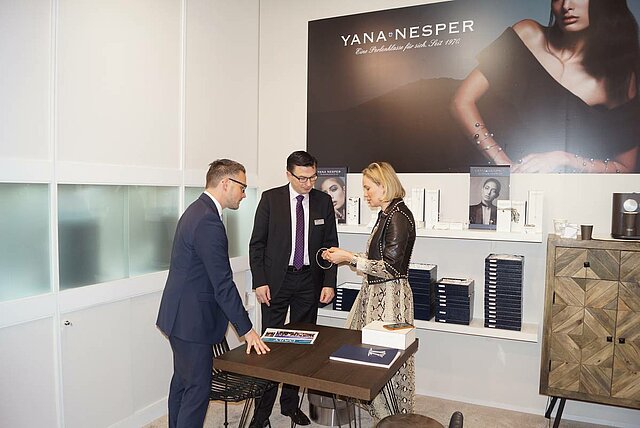 bild bild inhorgenta ob boch und wsp-direktor reitz und designerin yana nesper