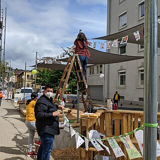 Aufhängen der Wimpelkette im QuarZ West